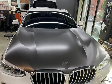 BMW X4 \'사틴 다크 바솔트\' 전체 랩핑 - 자동차 랩핑 비용 / 강남,개포,서초