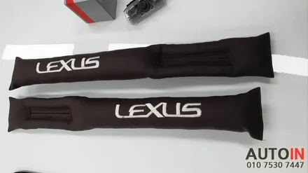 i♥오토인 렉서스 UX250h F-Sport 차량용품 장착 (틈새쿠션, 시트 킥커버, 도어 로고램프, 신형 번호판가이드)