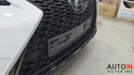 i♥오토인 렉서스 UX250h F-Sport 차량용품 장착 (틈새쿠션, 시트 킥커버, 도어 로고램프, 신형 번호판가이드)