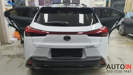 i♥오토인 렉서스 UX250h F-Sport 차량용품 장착 (틈새쿠션, 시트 킥커버, 도어 로고램프, 신형 번호판가이드)
