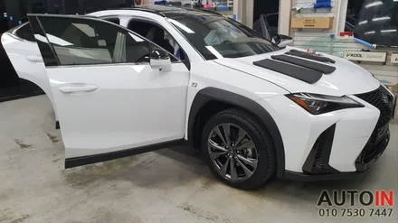 i♥오토인 렉서스 UX250h F-Sport 차량용품 장착 (틈새쿠션, 시트 킥커버, 도어 로고램프, 신형 번호판가이드)