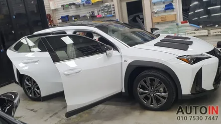 i♥오토인 렉서스 UX250h F-Sport 차량용품 장착 (틈새쿠션, 시트 킥커버, 도어 로고램프, 신형 번호판가이드)