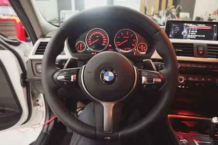 부산BMW F30 320d M핸들장착 센터엠비언트 공조기엠비언트