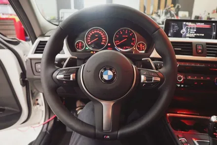 부산BMW F30 320d M핸들장착 센터엠비언트 공조기엠비언트