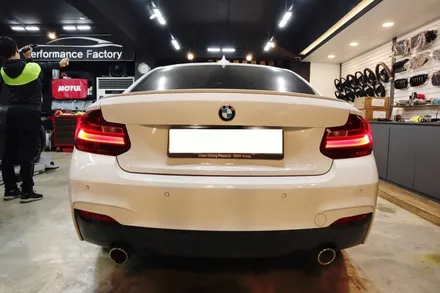 BMW F22 220d LCI 테일램프 장착