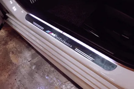BMW F10 520d 도어를 열면 기분좋은 반짝거림