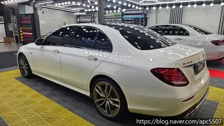 사틴블랙 벤츠 E53 AMG 전체랩핑, 압도적인 포스로 완성된 15년 경력 카바레의 작품 / 용산구 문배동