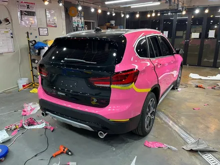 BMW  X1 핫핑크전체랩핑 잘하는곳_남양주랩핑_덕소랩핑_서울랩핑_미사래핑 / 하남 풍산동
