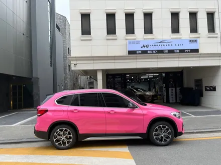 BMW  X1 핫핑크전체랩핑 잘하는곳_남양주랩핑_덕소랩핑_서울랩핑_미사래핑 / 하남 풍산동