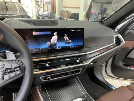 BMW X5 실내 랩핑시공으로 눈부심 방지와 세련됨을 더하다!_상일동랩핑_길동랩핑 / 하남 풍산동