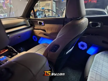 쏘렌토MQ4 엠비언트 레터링의 디테일까지 살린 순정형 엠비언트 시공 퀄리티