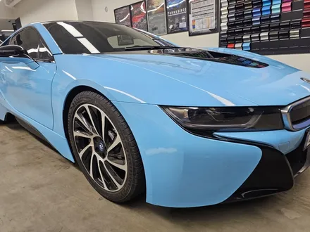 BMW i8 스카이블루 전체랩핑, 그레이 슈퍼카의 화려한 변신 / 서울 마포