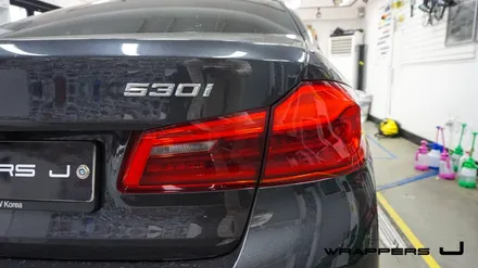 BMW 530i 그릴랩핑 윈도우몰딩 실내랩핑 하이그로시랩핑 휀다덕트랩핑 생활보호PPF 부분ppf 윈도우크롬몰딩랩핑 / 서울 마포구