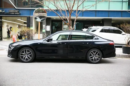 신형5시리즈 BMW 520i 그릴랩핑 창문몰딩 크롬죽이기 아이코닉글로우 랩핑 / 서울 마포구