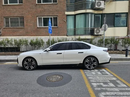 BMW i7 사틴 화이트펄 전체랩핑과 크롬죽이기, 블랙 차량의 완벽한 변신 / 서울 마포