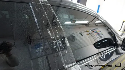 BMW 530i 그릴랩핑 윈도우몰딩 실내랩핑 하이그로시랩핑 휀다덕트랩핑 생활보호PPF 부분ppf 윈도우크롬몰딩랩핑 / 서울 마포구