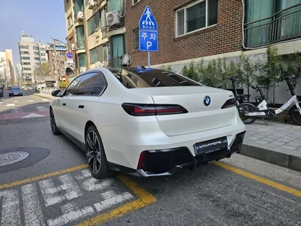 BMW i7 사틴 화이트펄 전체랩핑과 크롬죽이기, 블랙 차량의 완벽한 변신 / 서울 마포