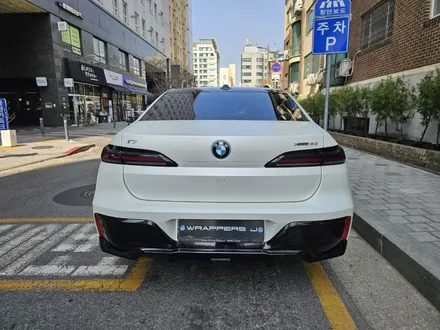 BMW i7 사틴 화이트펄 전체랩핑과 크롬죽이기, 블랙 차량의 완벽한 변신 / 서울 마포