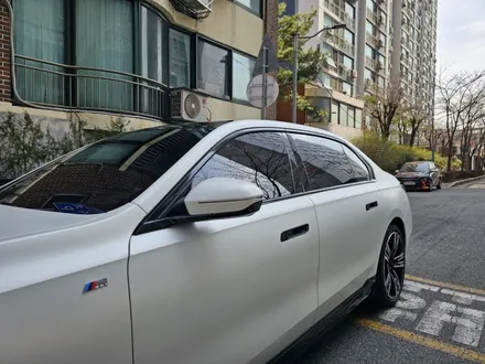 BMW i7 사틴 화이트펄 전체랩핑과 크롬죽이기, 블랙 차량의 완벽한 변신 / 서울 마포