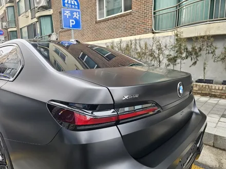BMW 740i 사틴블랙 전체랩핑과 크롬죽이기 휠도색, 완벽한 올블랙 배트카 변신 / 서울 마포