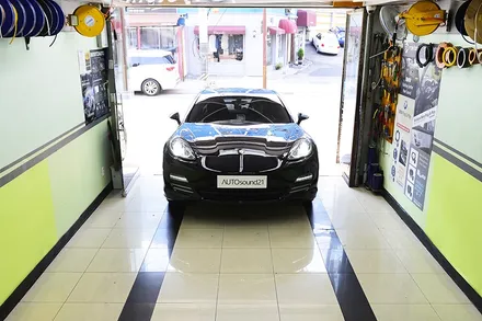 포르쉐 파나메라 4S 2010년식▶ 하이브리드 파워켑 제품으로 전기 업그레이드, 어빌리티 블루투스 리시버로 원음 구현력 향상. / 서울 마포구 신수동
