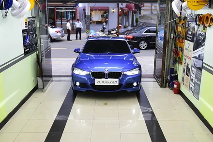 BMW 3시리즈 320i 2017년식▶ 사운드업 헤드켑과 DATASAT D2T 최고급 트위터를 장착하여 고음역대의 사운드를 업그레이드. / 서울 마포구 신수동