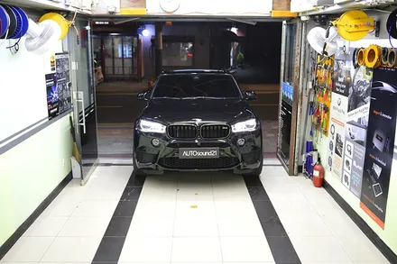 BMW X5 M 4.4 2018년식▶ 하이브리드 파워켑 30F 장착으로 순정 앰프를 200프로 활용하고, 차량 전체의 전압 안정화로 달라진 차량을 느껴보세요. / 서울 마포구 신수동