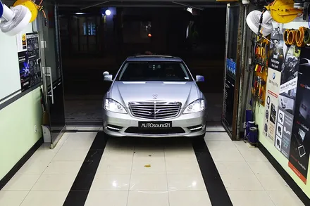 벤츠 S350 2011년식▶ 직렬 AUX를 이용하여, 하이파이 음질전용 블루투스 리시버와 사운드업 헤드켑 장착합니다. / 서울 마포구 신수동