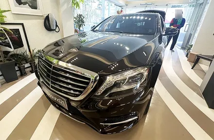 벤츠 S클래스 S550 2014년식▶ USB 포트만 있는 차량에 AUX를 생성하여 고음질 블루투스 리시버 + 헤드켑 장착합니다. / 서울 마포구