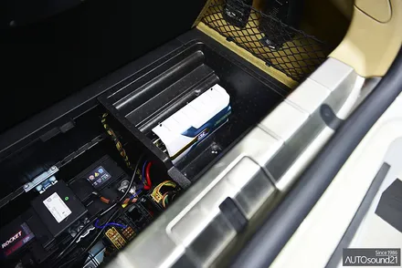 포르쉐 파나메라 4S 2011년식▶ USB to AUX 제품으로 옥스를 생성한 뒤 어빌리티 음질전용 블루투스를 장착합니다. / 서울 마포구 신수동
