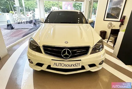 벤츠 C클래스 C63 AMG 2009년식▶ 사제 카플레이 탈거, 헤드유닛에 직렬 외부 입력 생성 후 블루투스 리시버를 장착합니다. / 서울 마포구