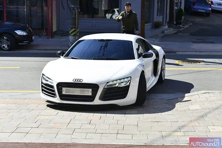 아우디 R8 2014년식▶ 최고급 블루투스 비위드 RT-1 그리고 사운드업 헤드켑 장착하시고, 여행가고 싶은 사운드를 만드세요. / 서울 마포구 신수동