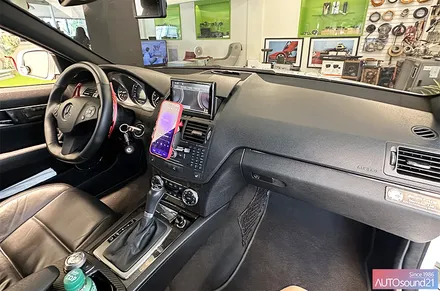 벤츠 C클래스 C63 AMG 2009년식▶ 사제 카플레이 탈거, 헤드유닛에 직렬 외부 입력 생성 후 블루투스 리시버를 장착합니다. / 서울 마포구