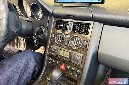 벤츠 SLK 32 AMG(R170) 2007년식▶ 클래식 1딘 테이프 헤드유닛도 개조하여 고음질 블루투스를 매립 설치 합니다. / 서울 마포구 신수동