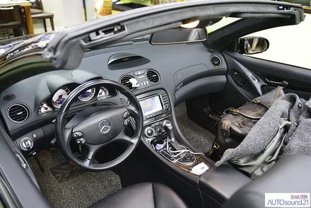 벤츠 SL55 AMG 2007년식▶ 순정 모습 그대로 최신 블루투스를 청취하고, 사운드업 헤드켑으로 순정 오디오의 달라진 능력을 느껴보세요. / 서울 마포구 신수동