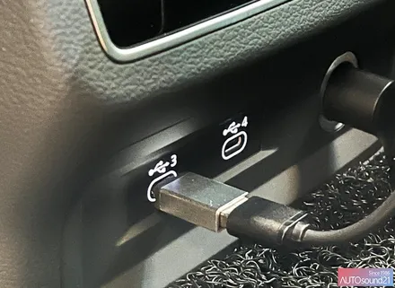 아우디 A7 2021년식▶ USB to AUX 제품으로 직렬 음악청취, 하이브리드 파워켑 장착으로 전원 안정성 업그레이드 / 서울 마포구 신수동