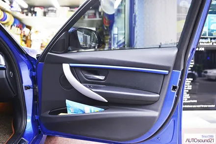 BMW 3시리즈 320i 2017년식▶ 사운드업 헤드켑과 DATASAT D2T 최고급 트위터를 장착하여 고음역대의 사운드를 업그레이드. / 서울 마포구 신수동