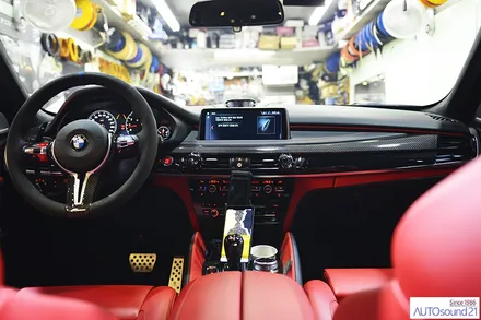 BMW X5 M 4.4 2018년식▶ 하이브리드 파워켑 30F 장착으로 순정 앰프를 200프로 활용하고, 차량 전체의 전압 안정화로 달라진 차량을 느껴보세요. / 서울 마포구 신수동