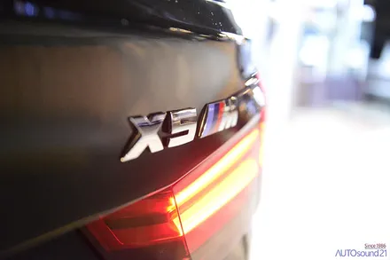 BMW X5 M 4.4 2018년식▶ 하이브리드 파워켑 30F 장착으로 순정 앰프를 200프로 활용하고, 차량 전체의 전압 안정화로 달라진 차량을 느껴보세요. / 서울 마포구 신수동