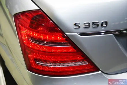 벤츠 S350 2011년식▶ 직렬 AUX를 이용하여, 하이파이 음질전용 블루투스 리시버와 사운드업 헤드켑 장착합니다. / 서울 마포구 신수동