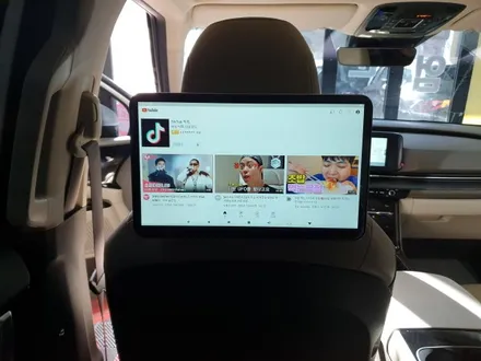 신형 카니발KA4 순정스타일 안드로이드 리어모니터 Q125 장착했어요.