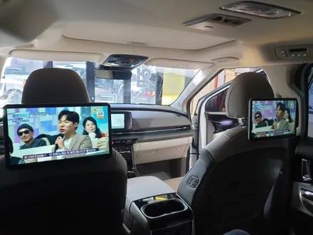 신형 카니발KA4 순정스타일 안드로이드 리어모니터 Q125 장착했어요.
