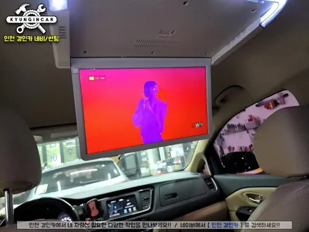 인천 올뉴카니발 천정모니터 비클시네마 VC-173ST 레인보우 17.3인치모델 설치