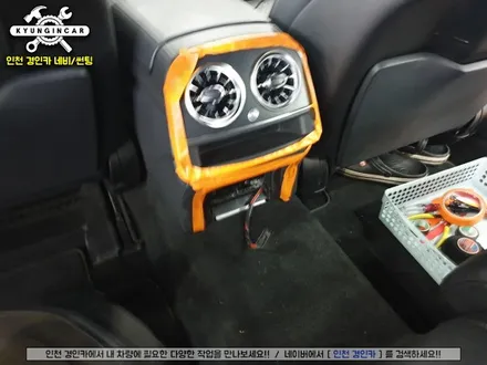 벤츠 S63 차량에 아크로폴리스 T-125 안드로이드 리어모니터 장착
