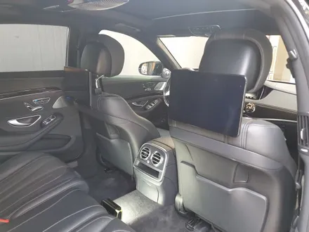 벤츠 S클래스 S63 AMG 아크로폴리스 T-125 리어모니터 장착했어요.