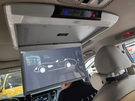 더뉴카니발 17인치 천정형모니터 장착했어요.