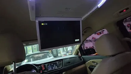 인천 올뉴카니발 천정모니터 비클시네마 VC-173ST 레인보우 17.3인치모델 설치