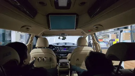 올뉴카니발 하이리무진 호매틱스 BOX Q 안드로이드TV 천정모니터 연동했어요.