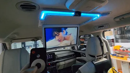 카니발KA4 뒷좌석 천정모니터 TV 비클시네마 VC173ST 레인보우 + ROA모듈 이동마감재 인천경인카 장착기