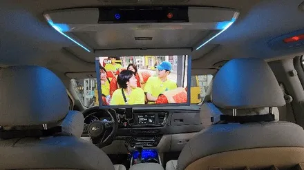 더뉴카니발 17인치 천정형모니터 장착했어요.